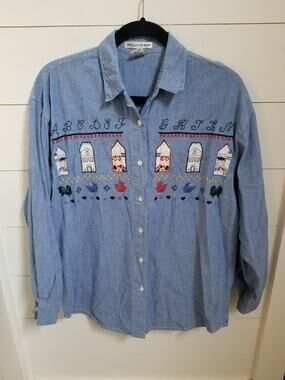 Vtg Maggie & Max Chambray Denim Embroidered Bird Rooster House Alphabet Shirt